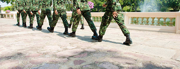 o solider andar de patrulha - golpe de estado imagens e fotografias de stock