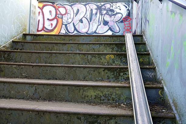 graffitied most dla pieszych z rower schodowa - runnel zdjęcia i obrazy z banku zdjęć