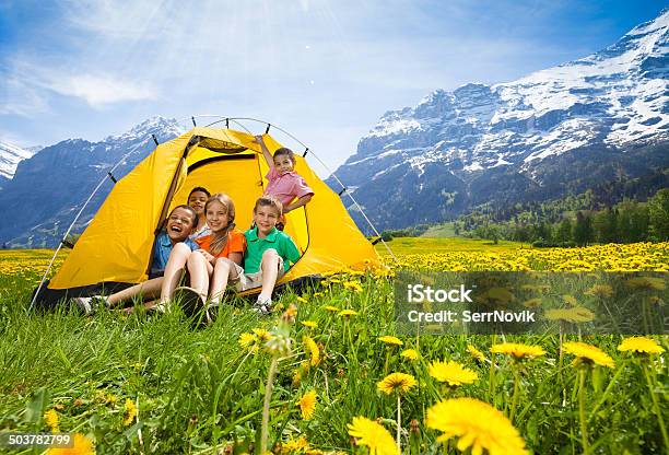 Photo libre de droit de Enfants Dans La Tente banque d'images et plus d'images libres de droit de Camping - Camping, Suisse, Printemps