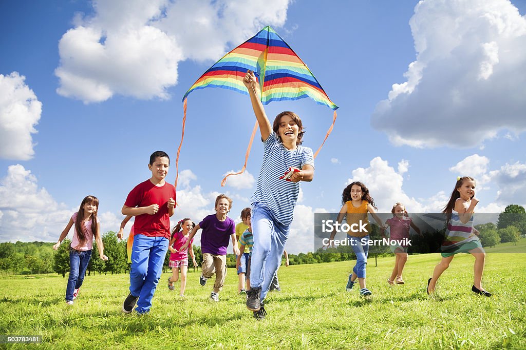 Aktive spielen für viele Kinder - Lizenzfrei Drachen Stock-Foto