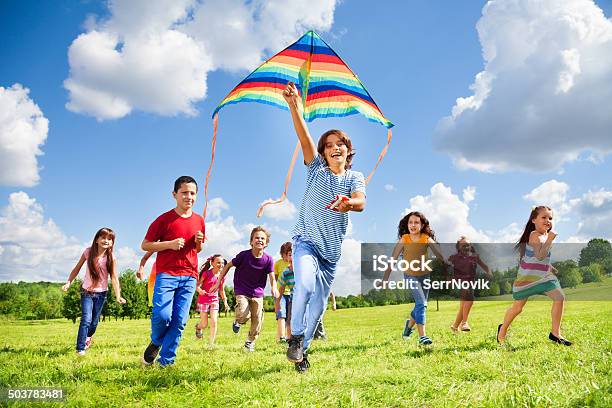 Aktive Spielen Für Viele Kinder Stockfoto und mehr Bilder von Drachen - Drachen, Kind, Rennen - Körperliche Aktivität