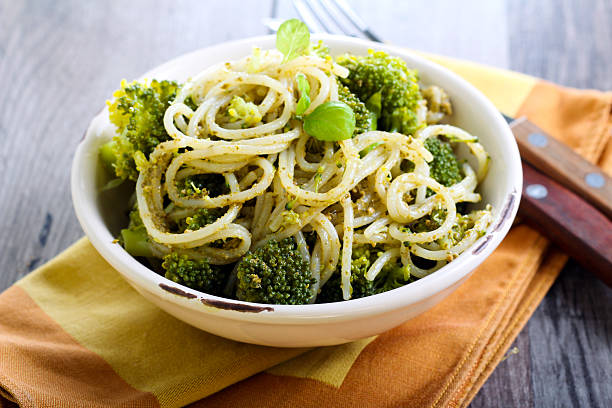 Pesto pasta con broccoli - foto de stock