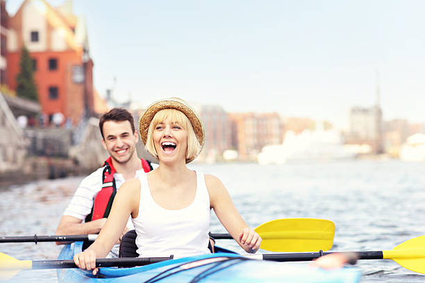 turistas felizes em uma canoa - family kayaking kayak canoeing imagens e fotografias de stock