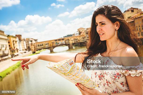 Photo libre de droit de Sensuel Lire Une Carte Touristique De Florence banque d'images et plus d'images libres de droit de 25-29 ans - 25-29 ans, Adulte, Beauté