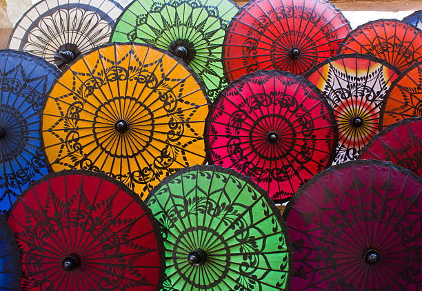 myanmar typique et colorée des parasols - parasol umbrella asian ethnicity asian culture photos et images de collection