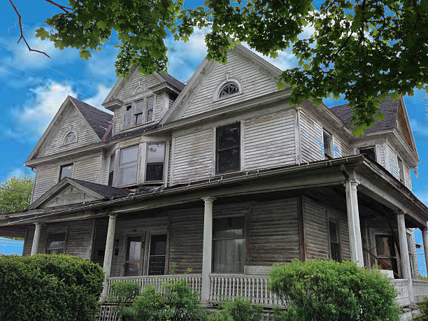 istock Beautiful Old Forgotten House 503801683