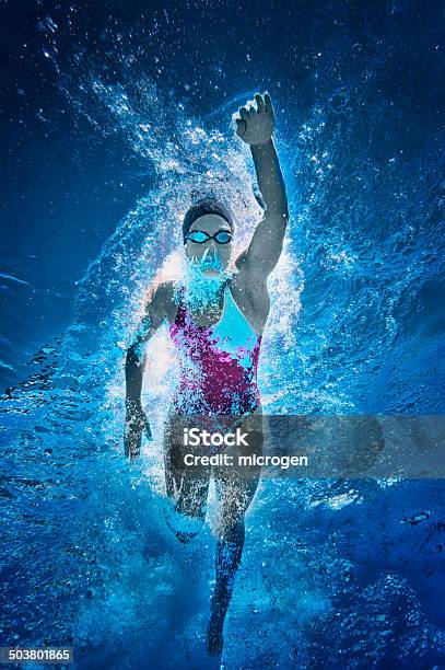 Schwimmen Stockfoto und mehr Bilder von Schwimmen - Schwimmen, Sport, Frauen