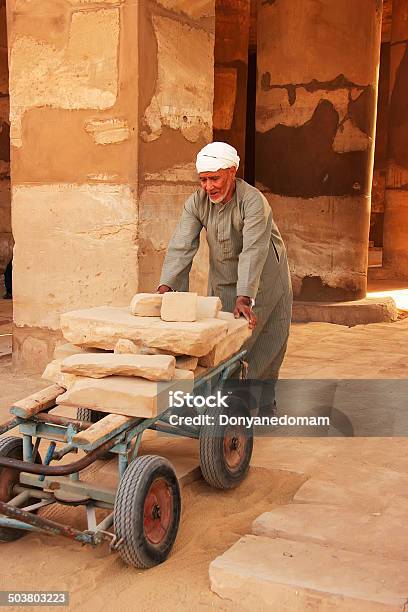 Locales De Hombre Trabajando En Templo De Karnak Luxor Complejo Foto de stock y más banco de imágenes de Adulto