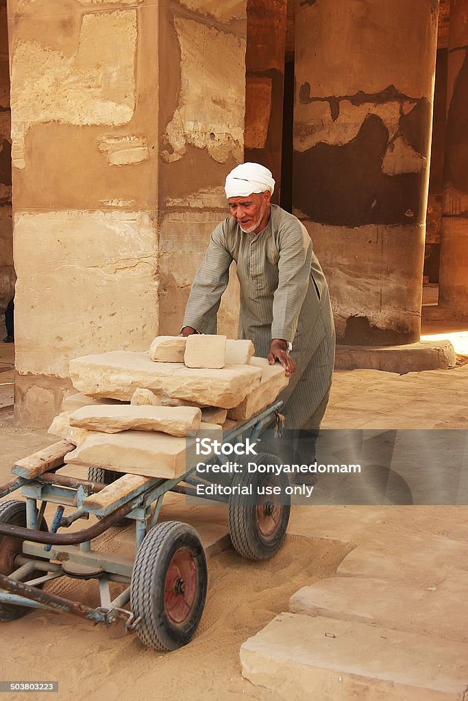 Homem de Local de trabalho no Templo de Karnak complexo, Luxor - Royalty-free Adulto Foto de stock