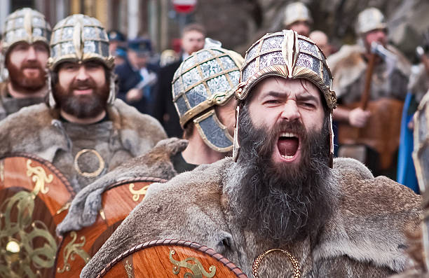 ruggire up helly aa viking marcia - shetland islands foto e immagini stock