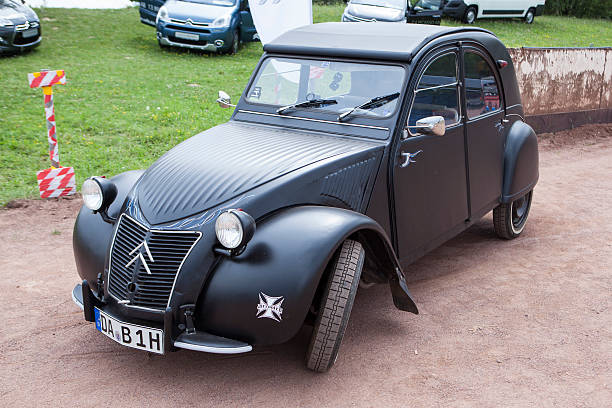 citroen 2cv - deux chevaux stockfoto's en -beelden