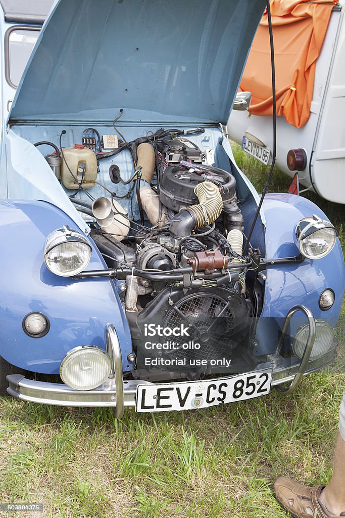 Citroën 2CV motor - Foto de stock de 1960 libre de derechos