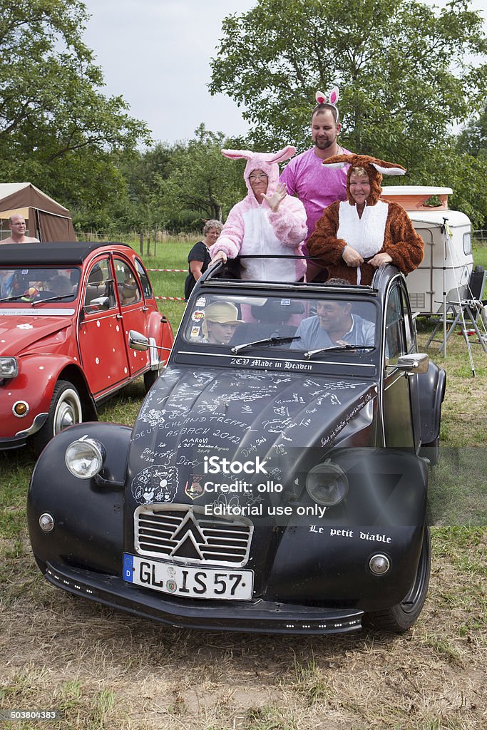 Citroen 2CV rally e costumed ventole - Foto stock royalty-free di Anno 1960