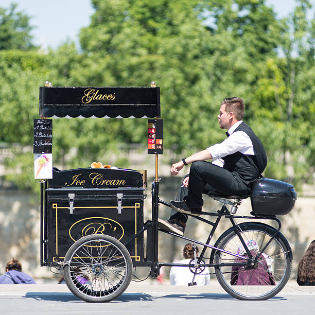 venditore di gelato con bicicletta in strada. - ice cream parlor ice cream dessert italian culture foto e immagini stock