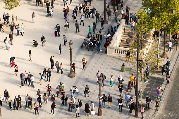 persone a parigi, francia - arc arc de triomphe paris france street foto e immagini stock