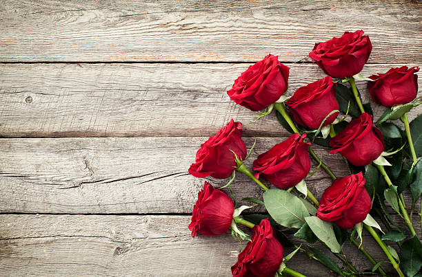 día de san valentín rojo ramo de rosas sobre fondo de madera rústica - wood single flower flower bouquet fotografías e imágenes de stock