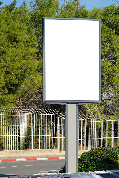 cartel en blanco con espacio de copia - blank sign post fotografías e imágenes de stock