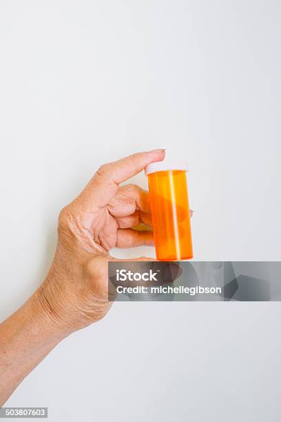 Foto de Idosos Mulher Segurando Um Vazio Recipiente Para Comprimidos e mais fotos de stock de 60-64 anos