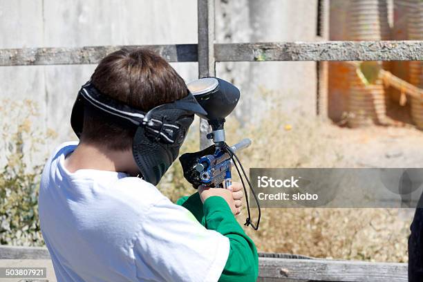 Paintball De - Fotografias de stock e mais imagens de Tiro com bolas de tinta - Tiro com bolas de tinta, Criança, Adulto