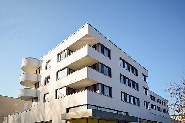 moderno edificio residencial, fachada de la casa nueva de baja energía - bauhaus architecture fotografías e imágenes de stock