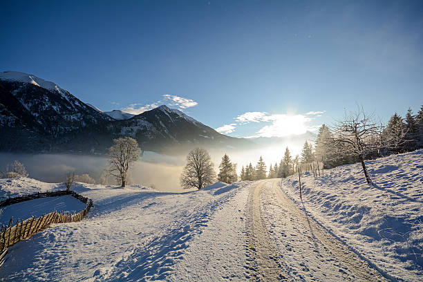 paisagem do inverno com mountain range-alpes salzburgo, áustria europa - mountain austria street footpath - fotografias e filmes do acervo