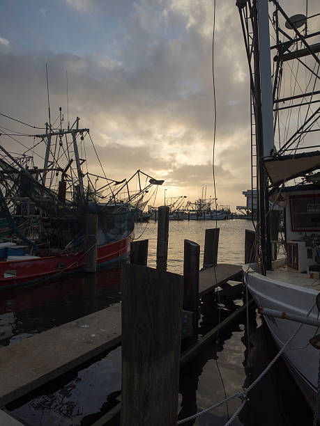 Barco de pesca de gambas dock después de la tormenta - foto de stock