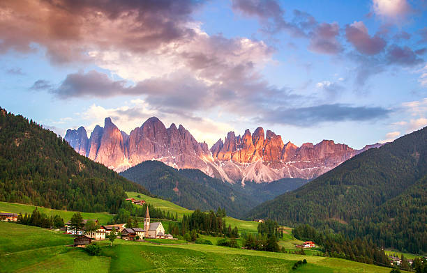 santa maddalena, dolomiten, italien - alp village meadow field stock-fotos und bilder