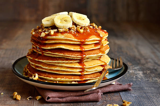 panquecas com banana, noz e caramelo. - pancake buttermilk buttermilk pancakes equipment imagens e fotografias de stock