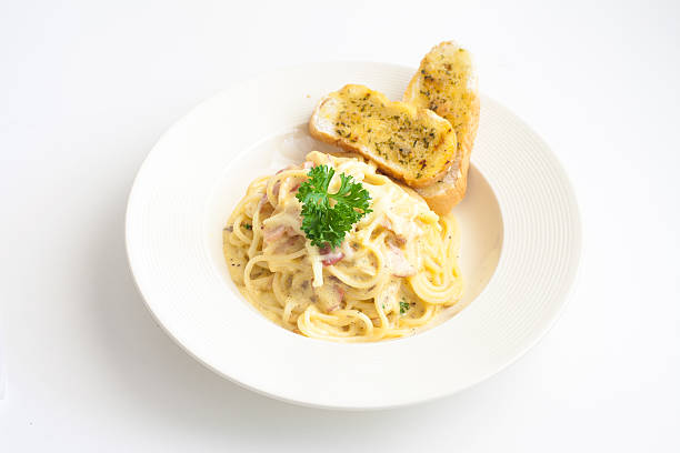 Espaguete Carbonara com pão de alho - foto de acervo