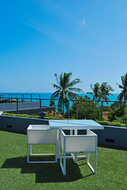 terrazza lounge con poltrone in rattan bianco in un resort di lusso - holizontal foto e immagini stock