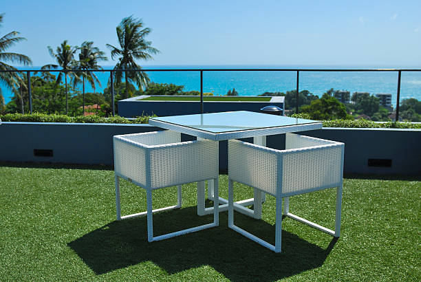 terrazza lounge con poltrone in rattan bianco in un resort di lusso - holizontal foto e immagini stock