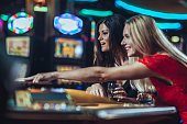 zwei-ladys-gl%C3%BCcksspiel-im-casino.jp
