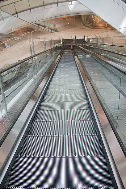 escadas rolantes - escalator shopping mall shopping transparent imagens e fotografias de stock