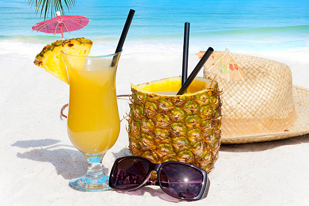 해변의 열대 칵테일 - beach sand drink drink umbrella 뉴스 사진 이미지