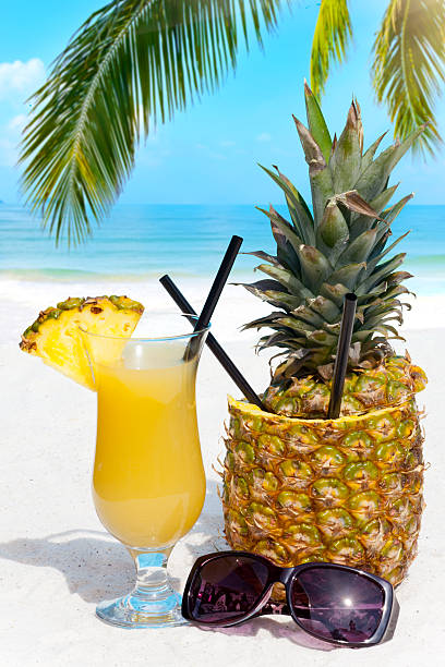 칵테일 해변 - beach sand drink drink umbrella 뉴스 사진 이미지