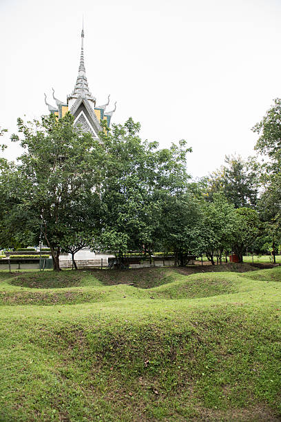 choeung ek töten graves - völkermord in kambodscha stock-fotos und bilder