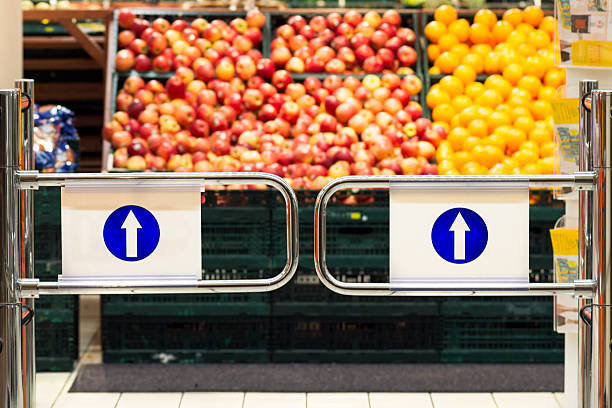 supermercado entrada com fundo de frutas cestos - entrance sign imagens e fotografias de stock