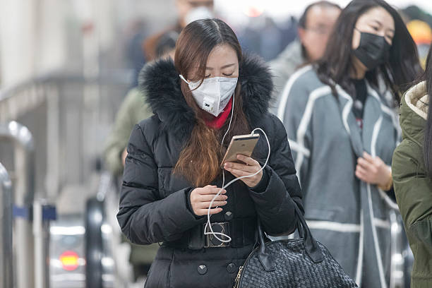 garota usando máscara de boca com filtro contra a poluição atmosférica, beijing - smog china beijing pollution - fotografias e filmes do acervo