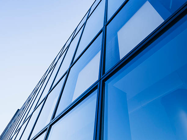 détail d'architecture moderne à la façade de verre ton bleu - blue tinted photos et images de collection