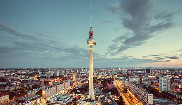 berlinie panoramę panorama z słynnych tv tower przy alexanderplatz a - famous place germany town summer zdjęcia i obrazy z banku zdjęć