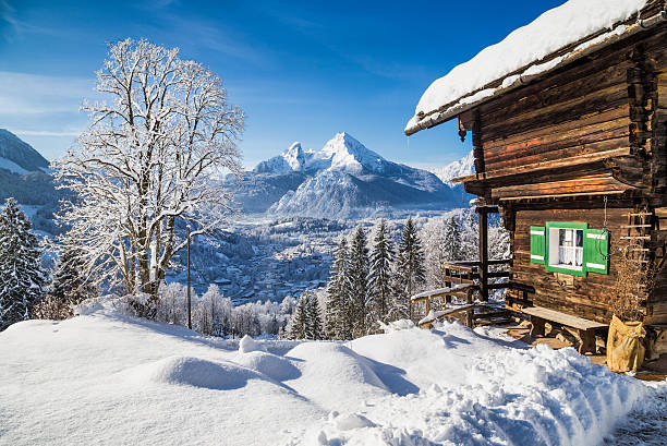 winter-wunderland mit mountain chalet in den alpen - shack european alps switzerland cabin stock-fotos und bilder