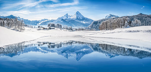 el paraíso invernal en los alpes, lo que refleja en clara lago de montaña - alpine meadow fotografías e imágenes de stock