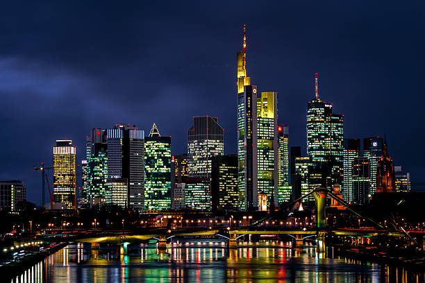 夜のフランクフルトの街並み - frankfurt germany night skyline ストックフォトと画像