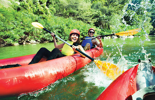 divertido salpicos de canoa rio - teamwork rafting cooperation sport imagens e fotografias de stock