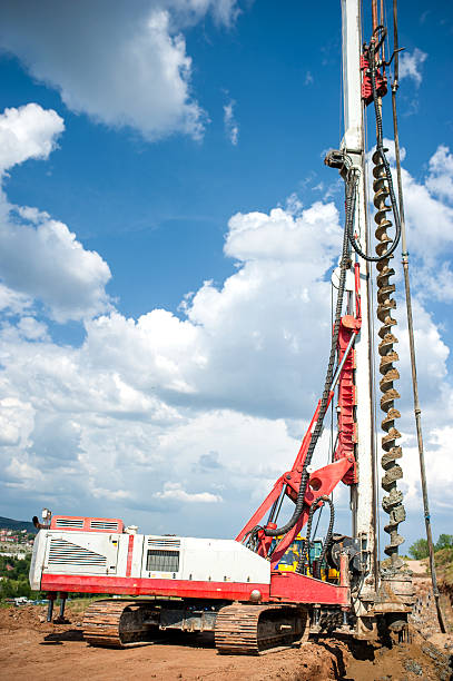 sitio de construcción industrial con torre perforadora realizar orificios - oil rig onshore drilling rig borehole fotografías e imágenes de stock