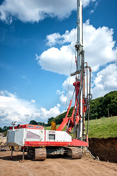 ndustrial equipo de construcción en sitio, orificios de perforación - oil rig onshore drilling rig borehole fotografías e imágenes de stock