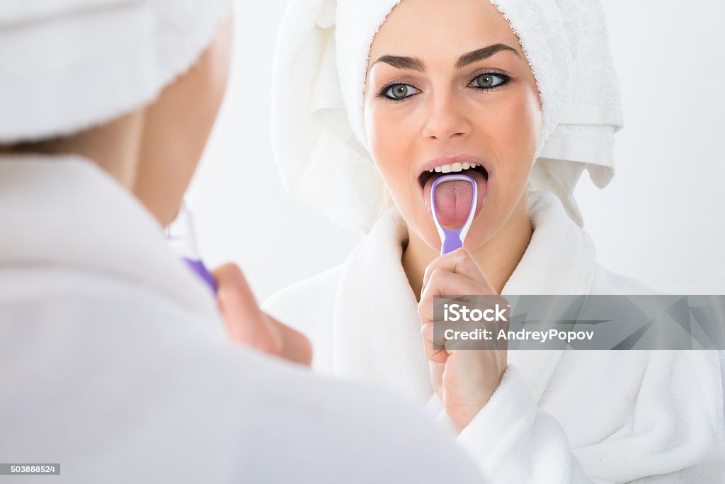 Frau Reinigung Ihr Zunge - Lizenzfrei Zungenschaber Stock-Foto