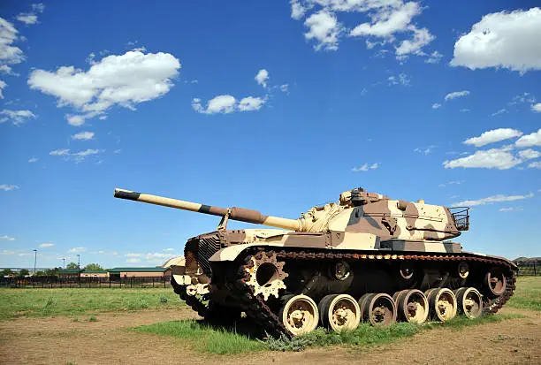 M60 Patton main battle - cannon: 105 mm M68 gun - M60A3  (unmarked vehicle, on static display by the road outside Fort Carson Mountain Post, Colorado, USA)