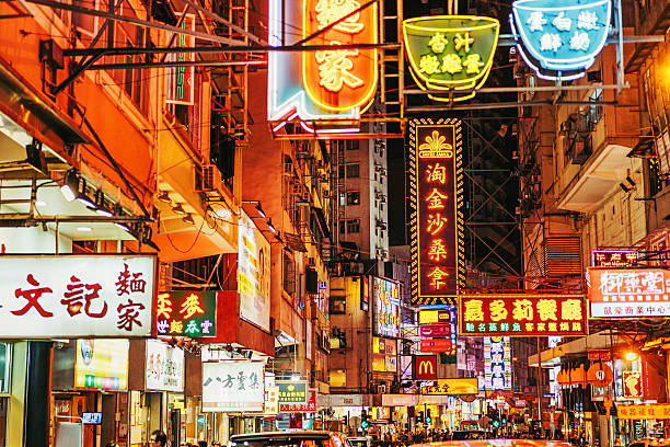concurrida calle con neón de las señales en hong kong - hong kong culture fotografías e imágenes de stock
