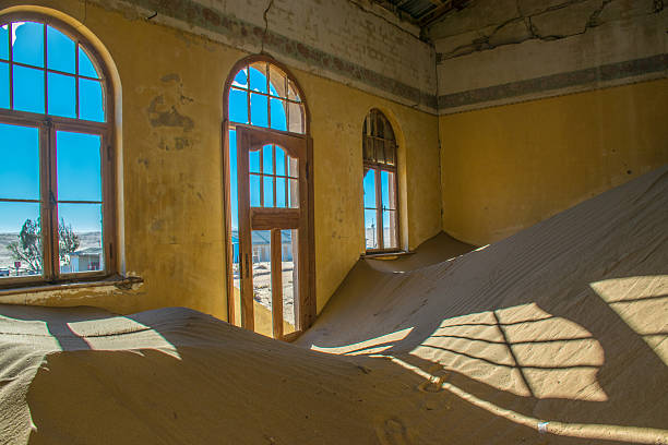 abandoned house in ghost town, Kolmanskop abandoned house in ghost town, Kolmanskop kolmanskop namibia stock pictures, royalty-free photos & images
